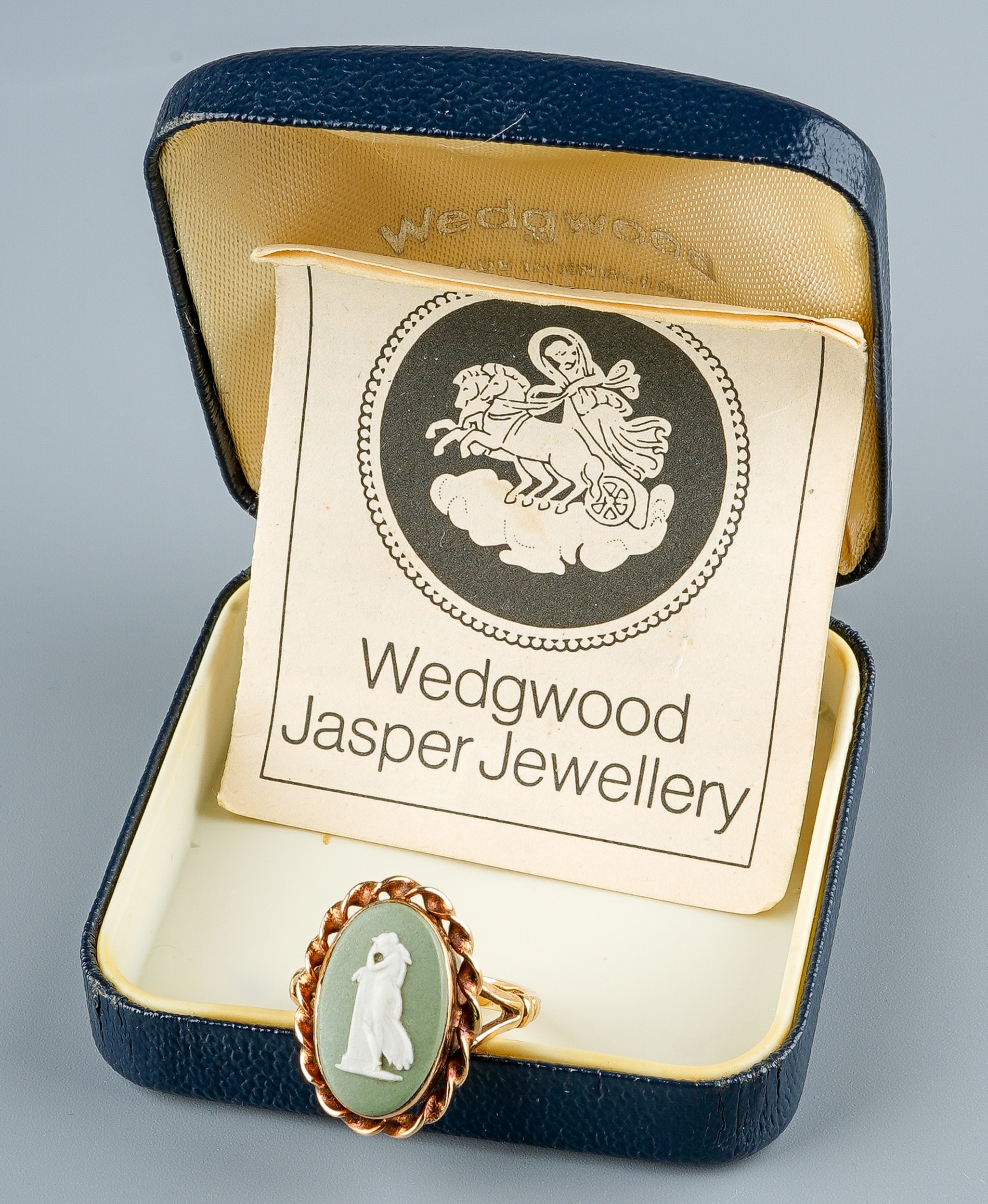 A 9ct yellow gold and Wedgwood jasperware cameo ring, set with an oval green and white jasperware - Image 8 of 8