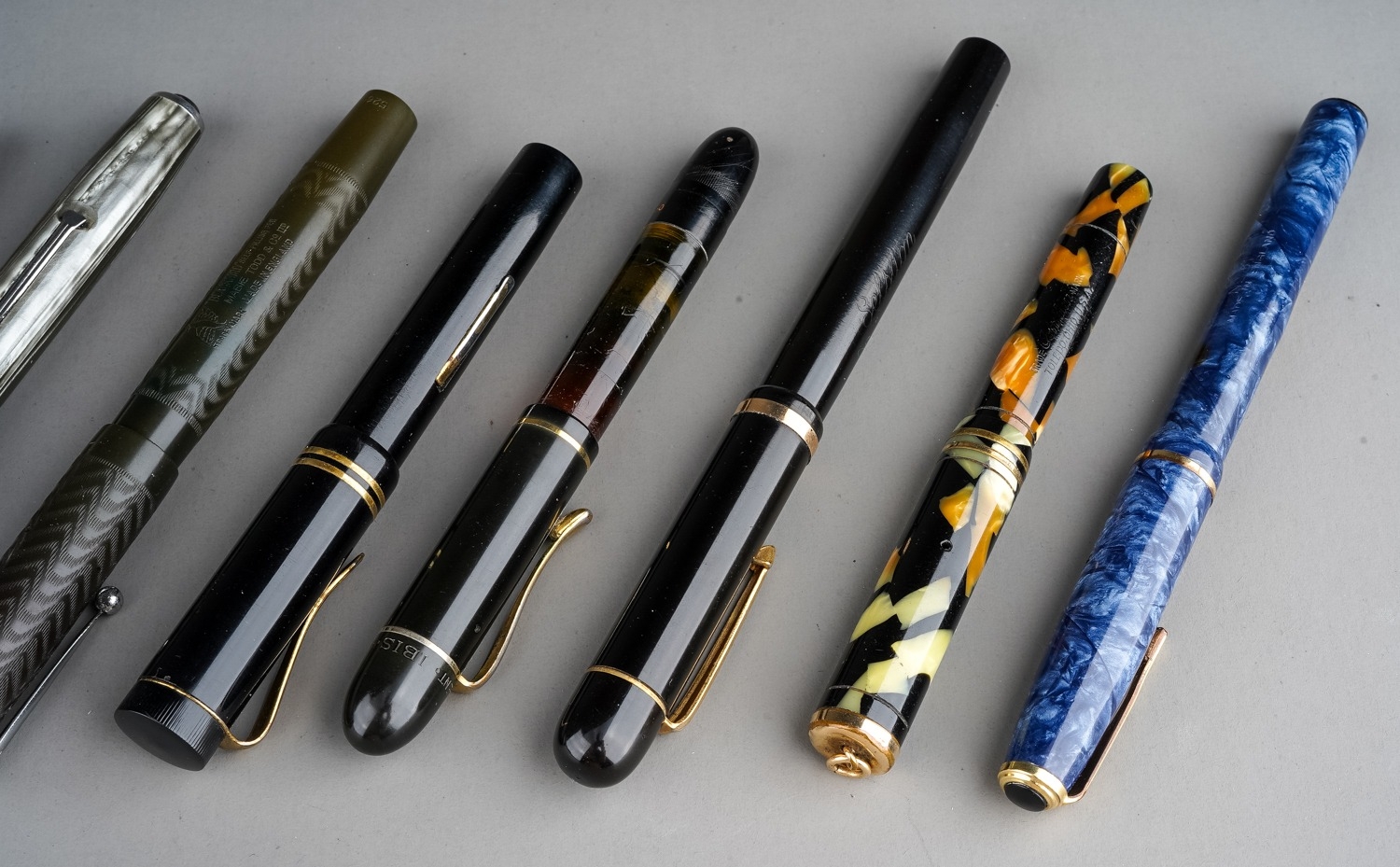 A collection of vintage fountain pens to include: Wyvern Perfect Pen in mottled blue no 81 with 14ct - Bild 4 aus 10