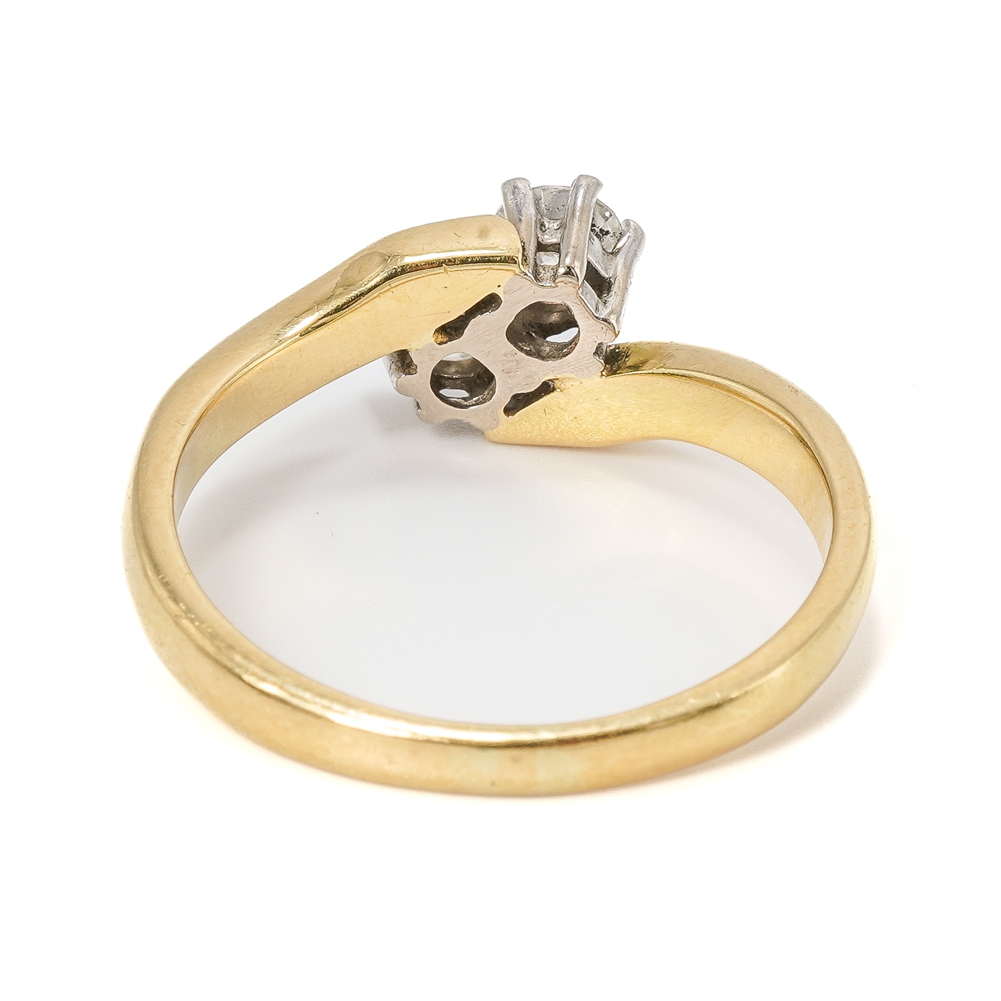 An 18ct yellow gold and diamond two stone crossover ring, set with round brilliant cut diamonds, - Bild 4 aus 5