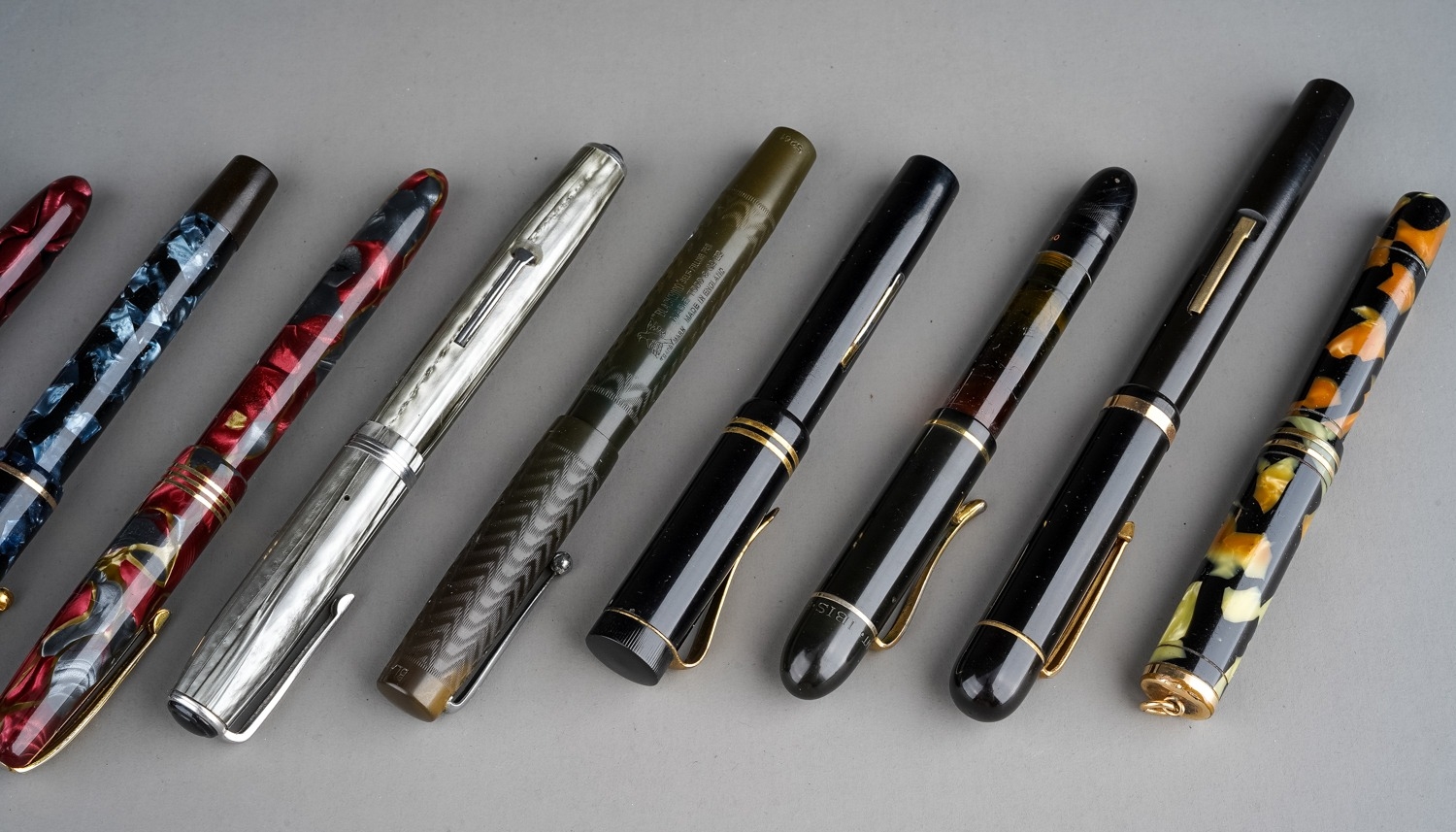 A collection of vintage fountain pens to include: Wyvern Perfect Pen in mottled blue no 81 with 14ct - Bild 2 aus 10