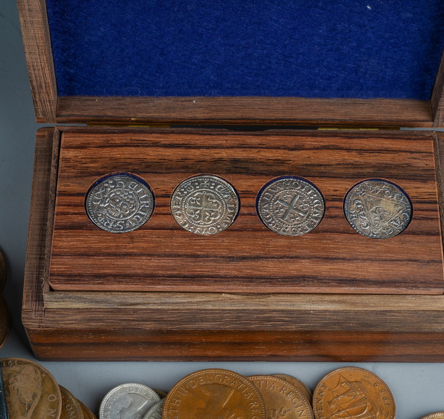 A large quantity of coinage to include a replica hammered coin set in a wooden box, etc. (1 box) - Image 5 of 5