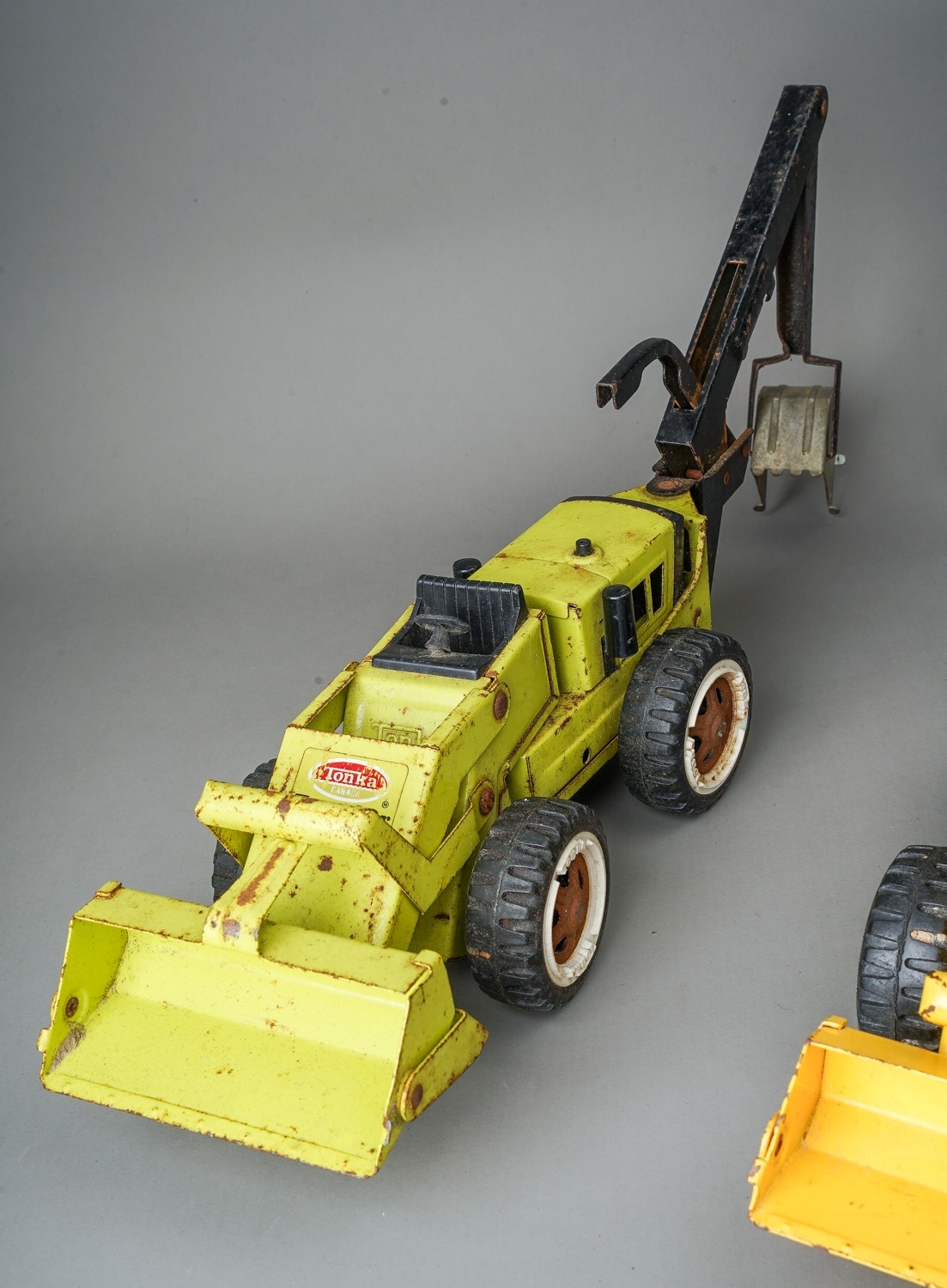 Tonka Toys. A selection of medium scale construction vehicles, to include loader, grader, roller and - Image 15 of 15