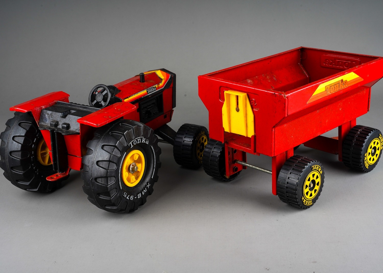 Tonka Toy. A large scale tractor and trailer in red (2) - Image 6 of 6