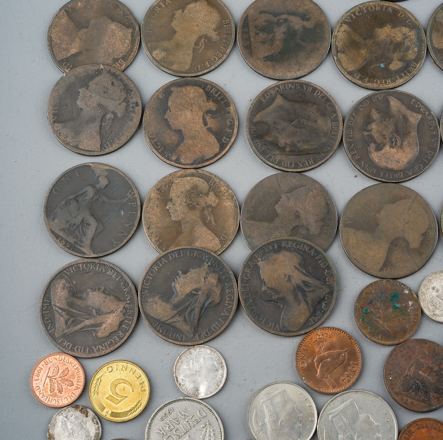 A quantity of coins, including Victorian and later pennies, pre and post 1947, commemorative £5 - Bild 4 aus 6