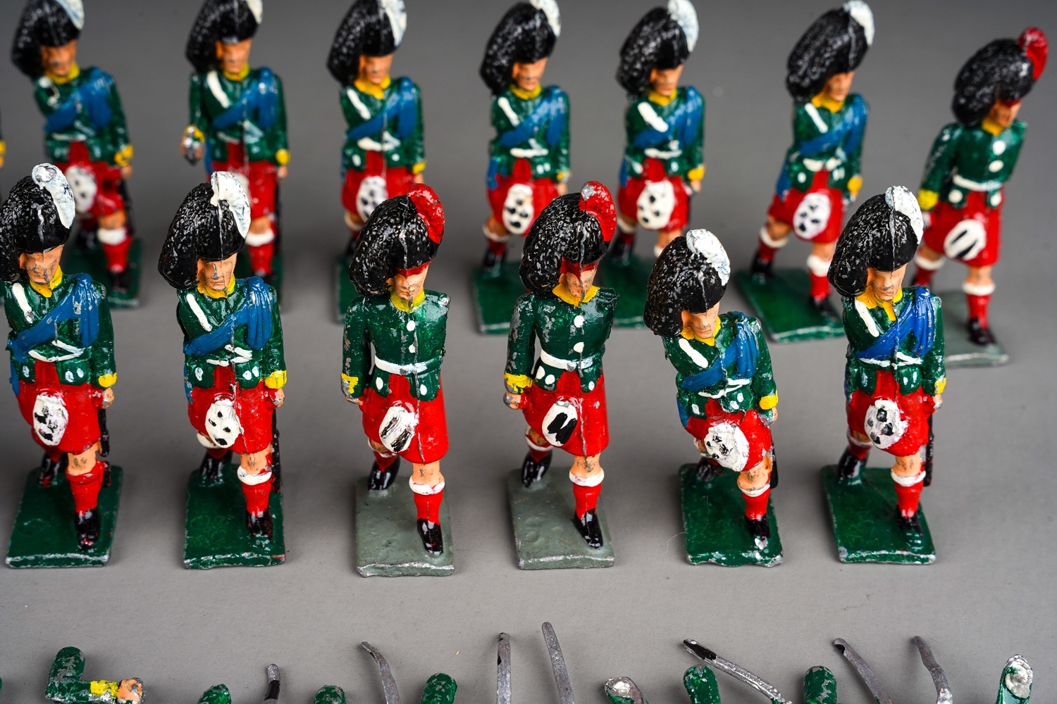 Vintage Britains or similar a collection of 32 white metal Scottish Black Watch model soldiers - Image 7 of 12