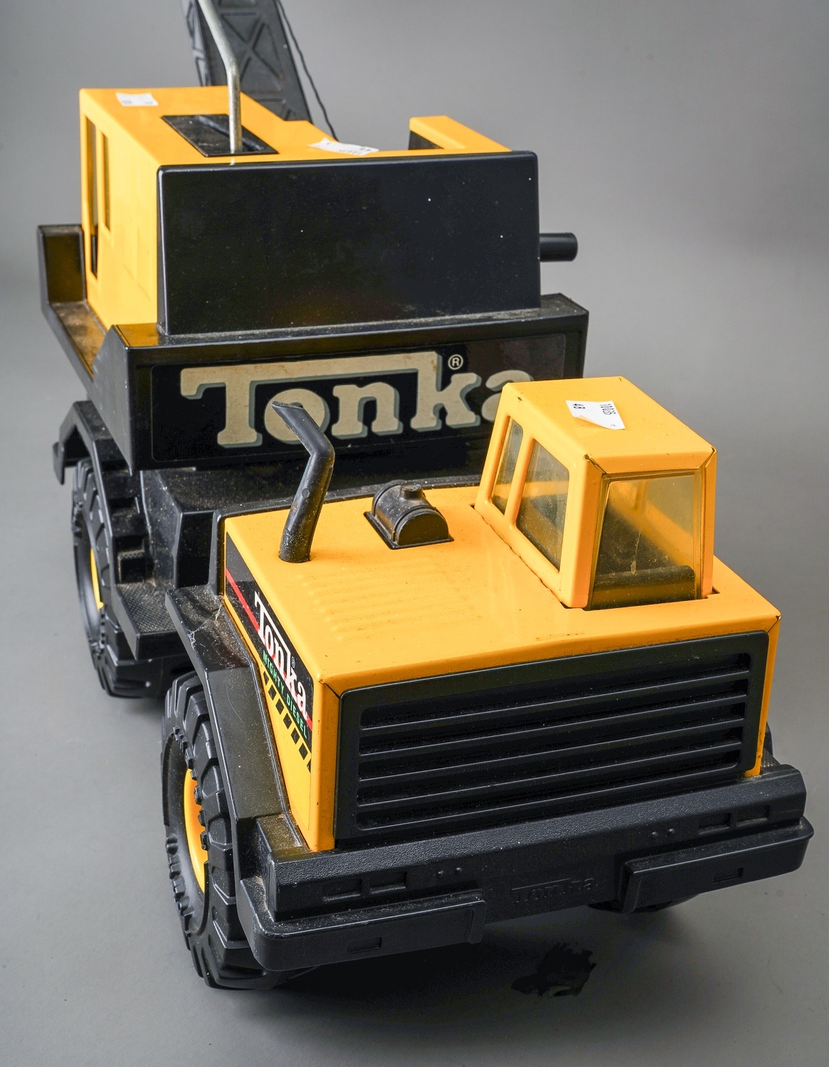 Tonka Toys. A large scale 4 wheel crane truck with bucket grab. Good condition (1) - Image 2 of 3