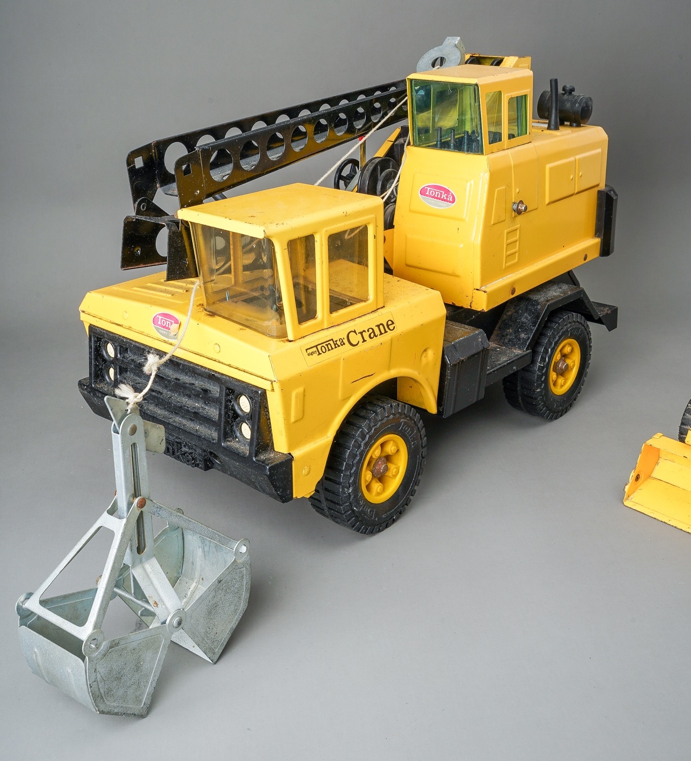 Tonka Toys. A large scale crane truck with bucket loader and digger excavator (2) - Image 3 of 5