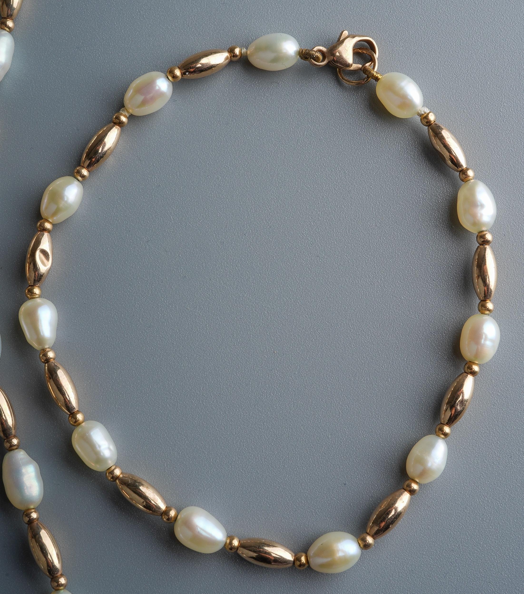 A 9ct gold and pearl necklace and bracelet, set with alternate pearls and gold coloured beads, the - Image 4 of 4