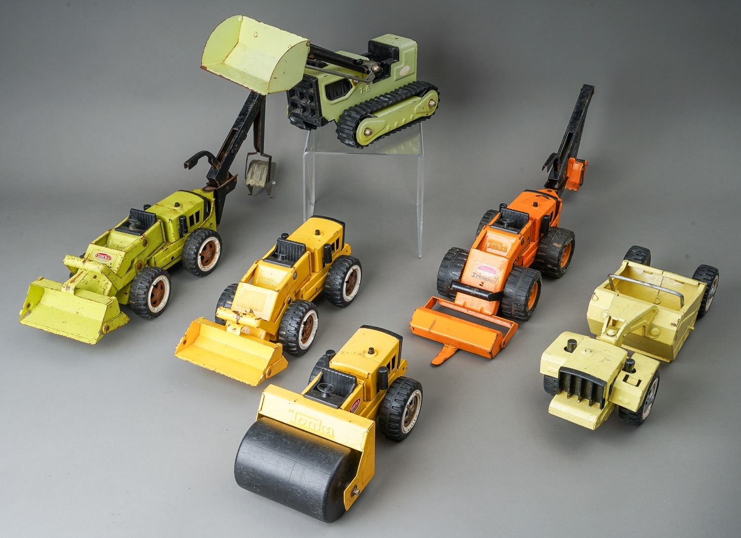 Tonka Toys. A selection of medium scale construction vehicles, to include loader, grader, roller and