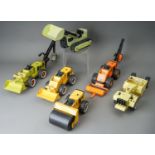 Tonka Toys. A selection of medium scale construction vehicles, to include loader, grader, roller and