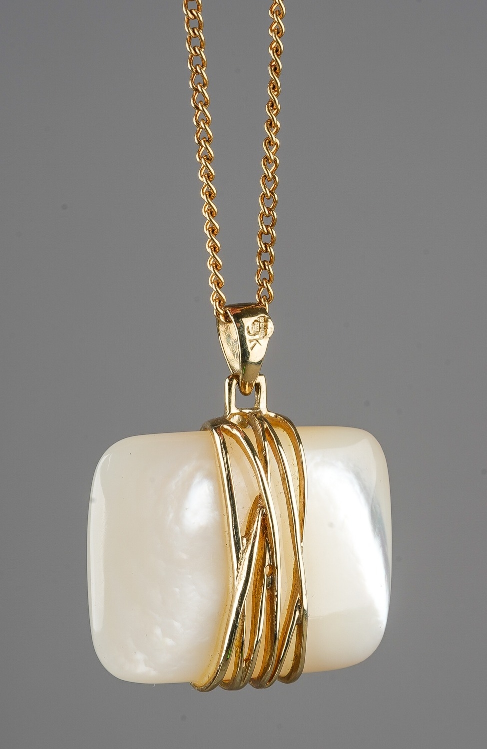 A 9ct yellow gold and mother of pearl pendant, on a 9ct gold chain, total gross weight approx 12.2g - Image 2 of 4