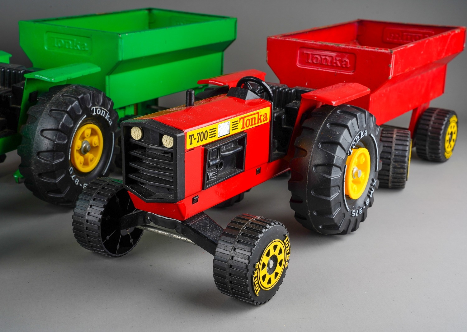 Tonka Toy. 3 large size tractors and trailers - 2 red, 1 green (6) - Image 5 of 6