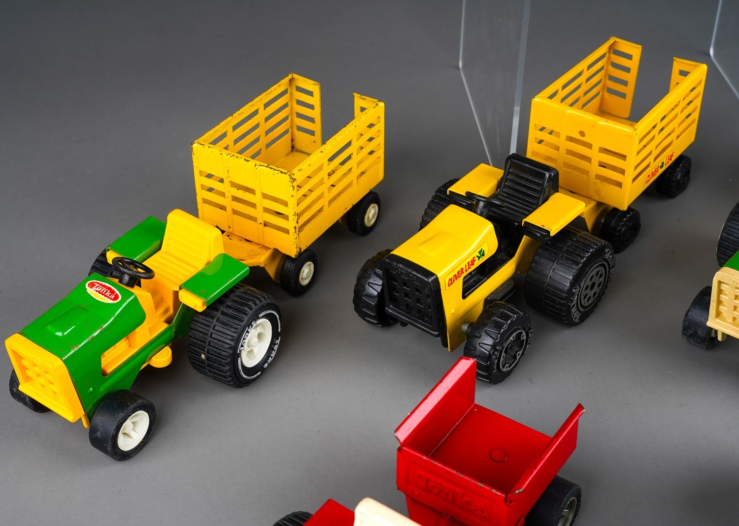 Tonka Toy. A quantity of small size tractors and trailers (q) - Image 4 of 8