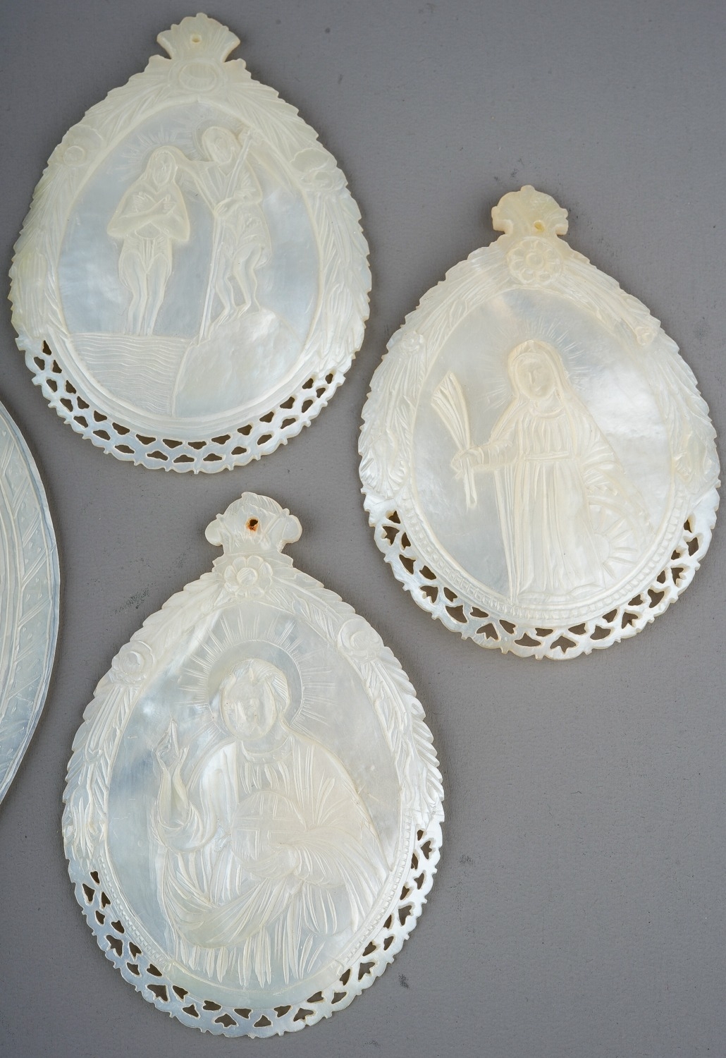 Four antique carved Mother of Pearl shell icons/baptismal shells. Loss to the larger one - Image 4 of 6