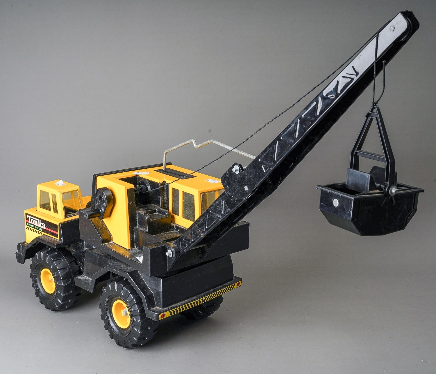 Tonka Toys. A large scale 4 wheel crane truck with bucket grab. Good condition (1) - Image 3 of 3