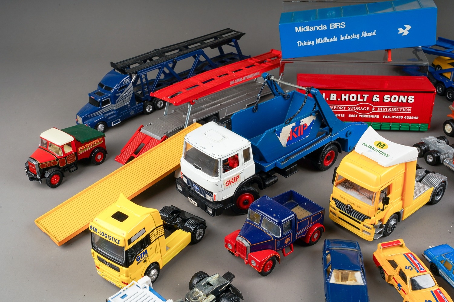 Tray of diecast vehicles to include articulated trailers and loads - Image 3 of 4