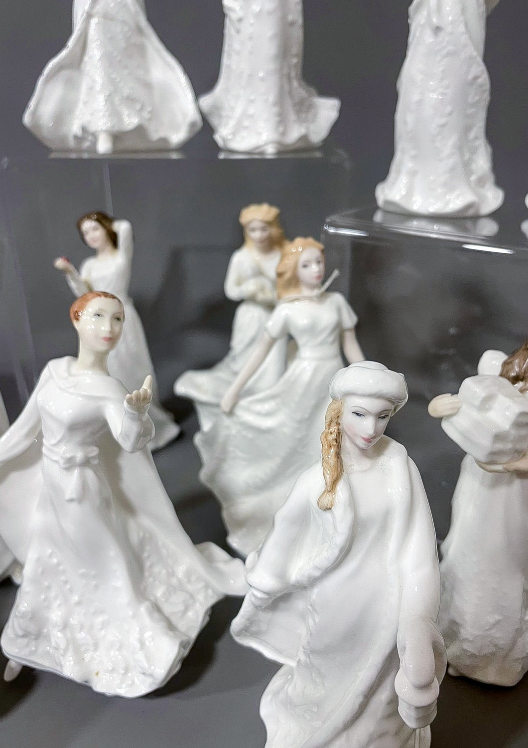 18 Royal Doulton figures from the Sentiments collection, each approx. 15 cm tall - Image 3 of 6