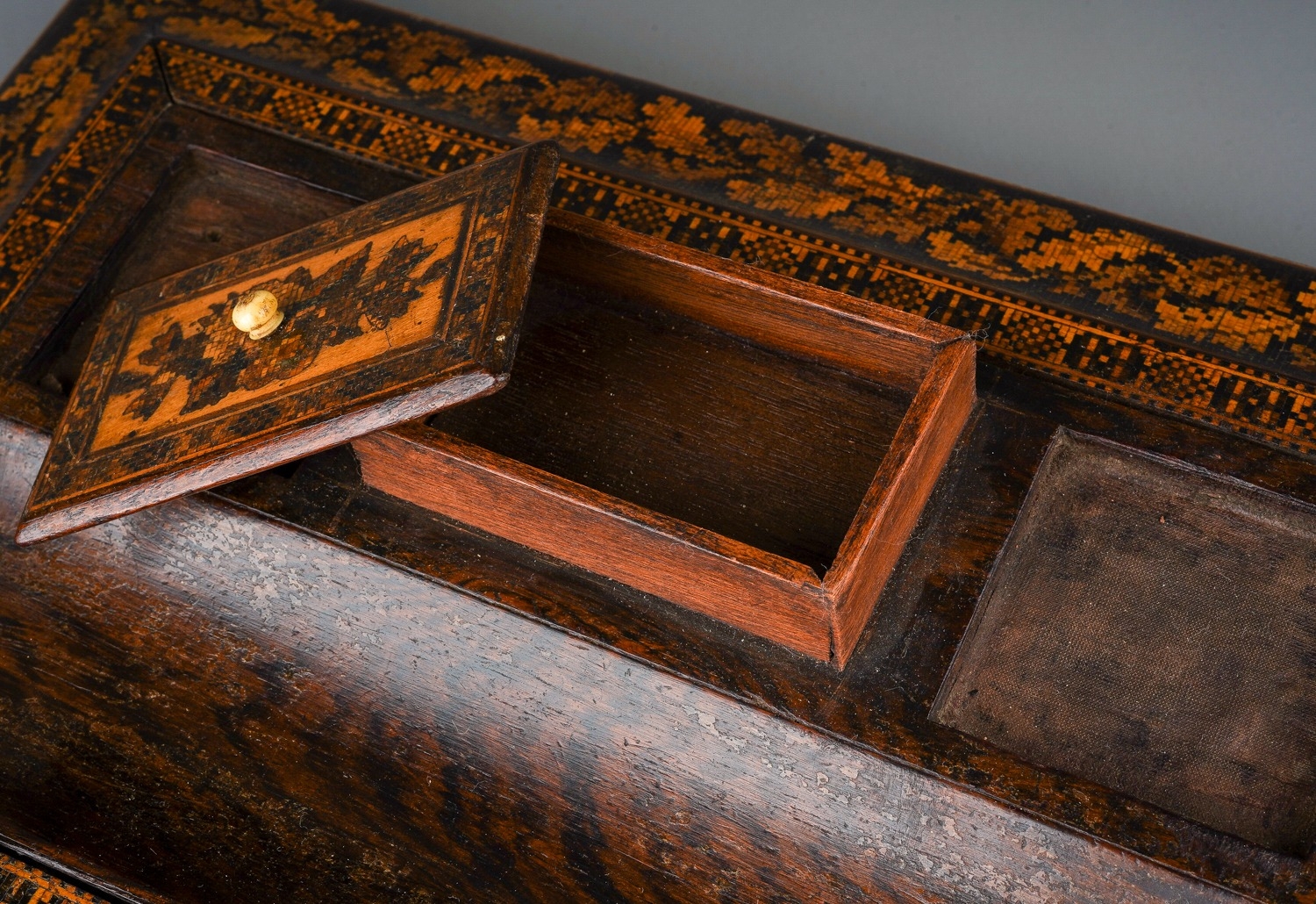 Tunbridge ware desk ink stand/standish. Lacks its glass inkwells, but otherwise in good condition. - Image 5 of 5