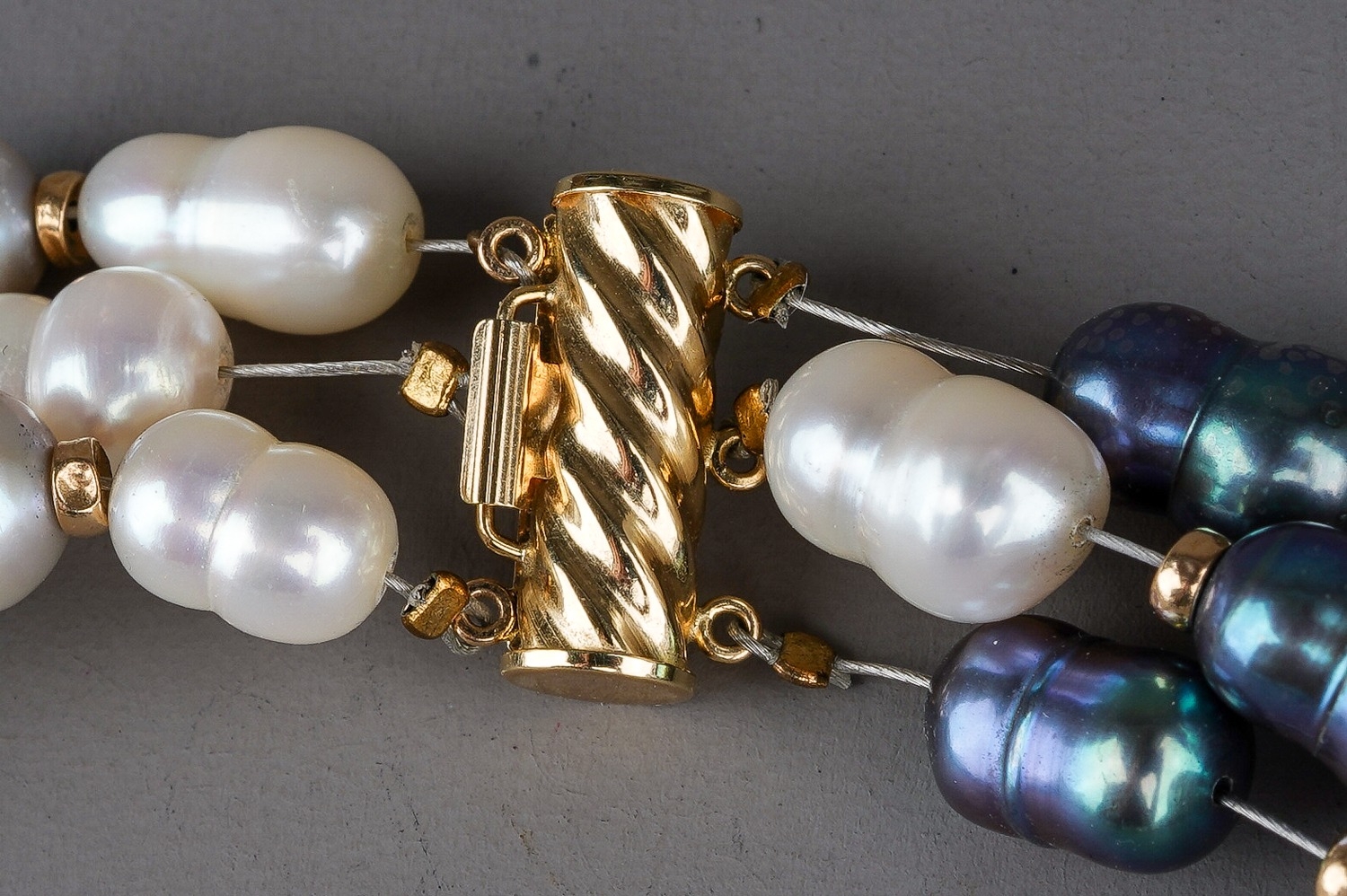 Cultured Pearl Necklace with clasp marked 14K. Twin pearls in three colours, white, pink and blue - Image 3 of 3