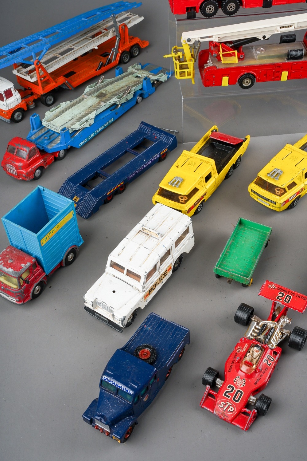 A tray of various Corgi, Dinky, Matchbox diecast vehicles as - Image 4 of 6