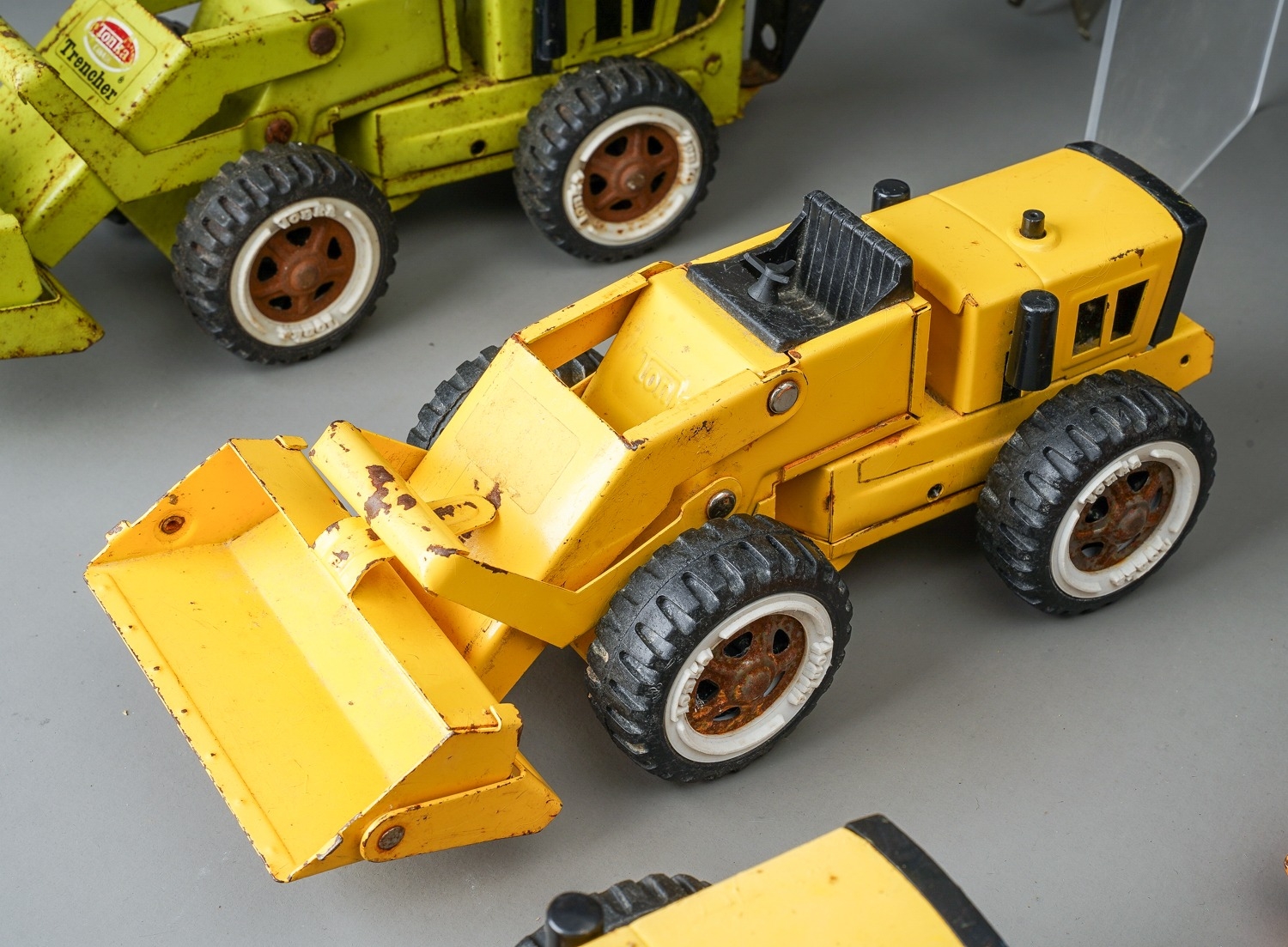 Tonka Toys. A selection of medium scale construction vehicles, to include loader, grader, roller and - Image 14 of 15