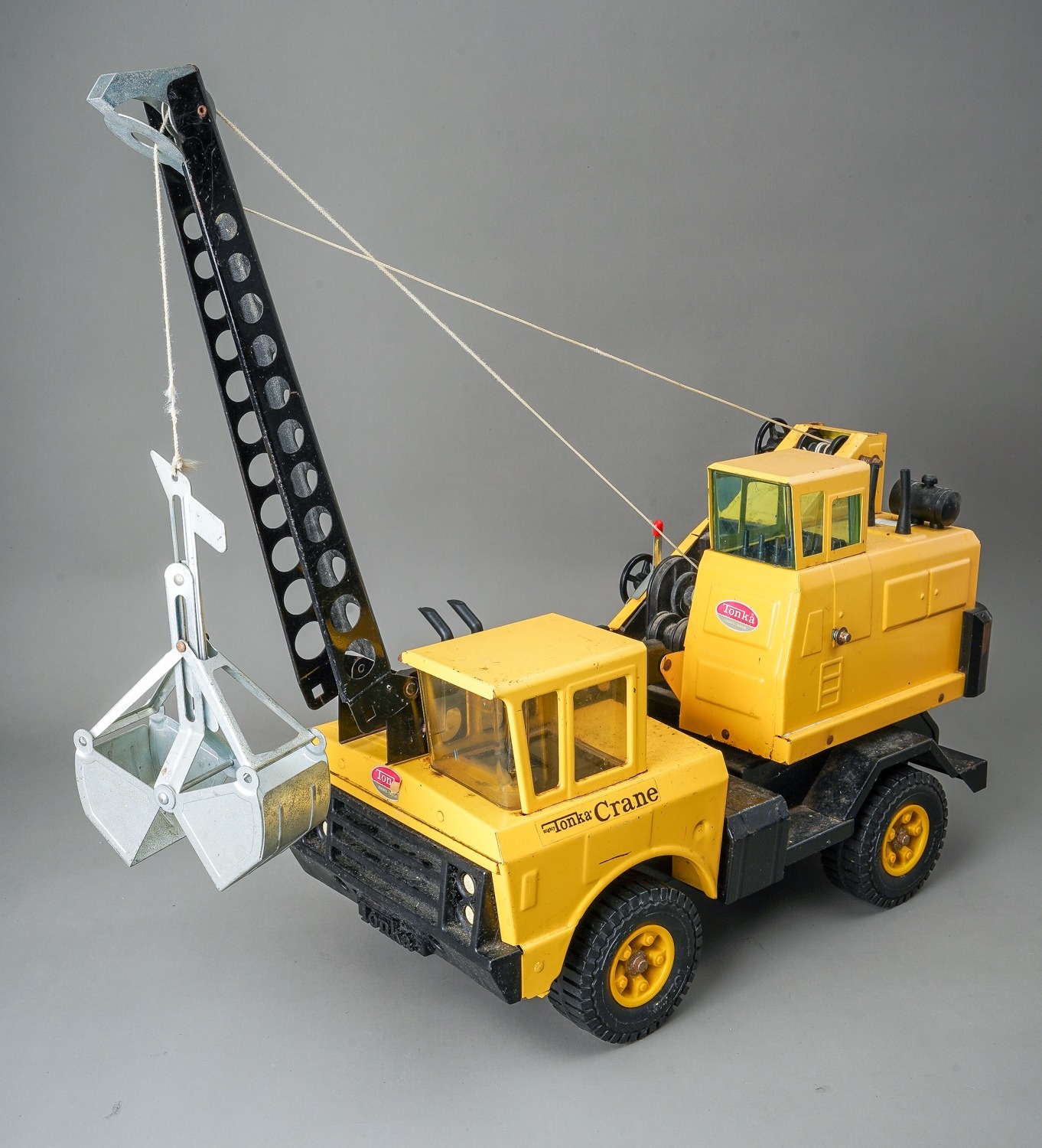 Tonka Toys. A large scale crane truck with bucket loader and digger excavator (2) - Image 5 of 5