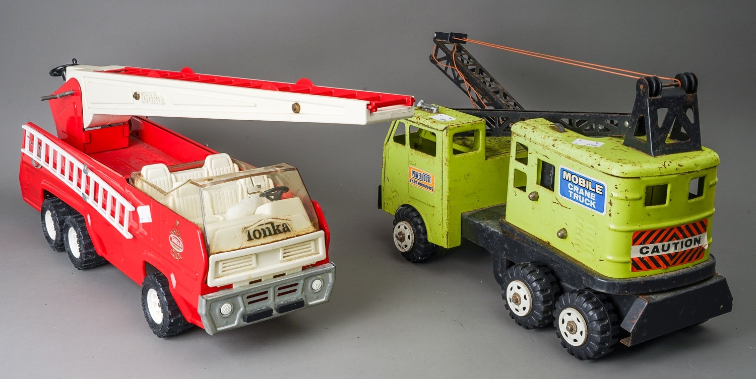 Tonka Toys. A large scale fire engine missing one ladder with a green Power House Earthmovers - Image 5 of 5