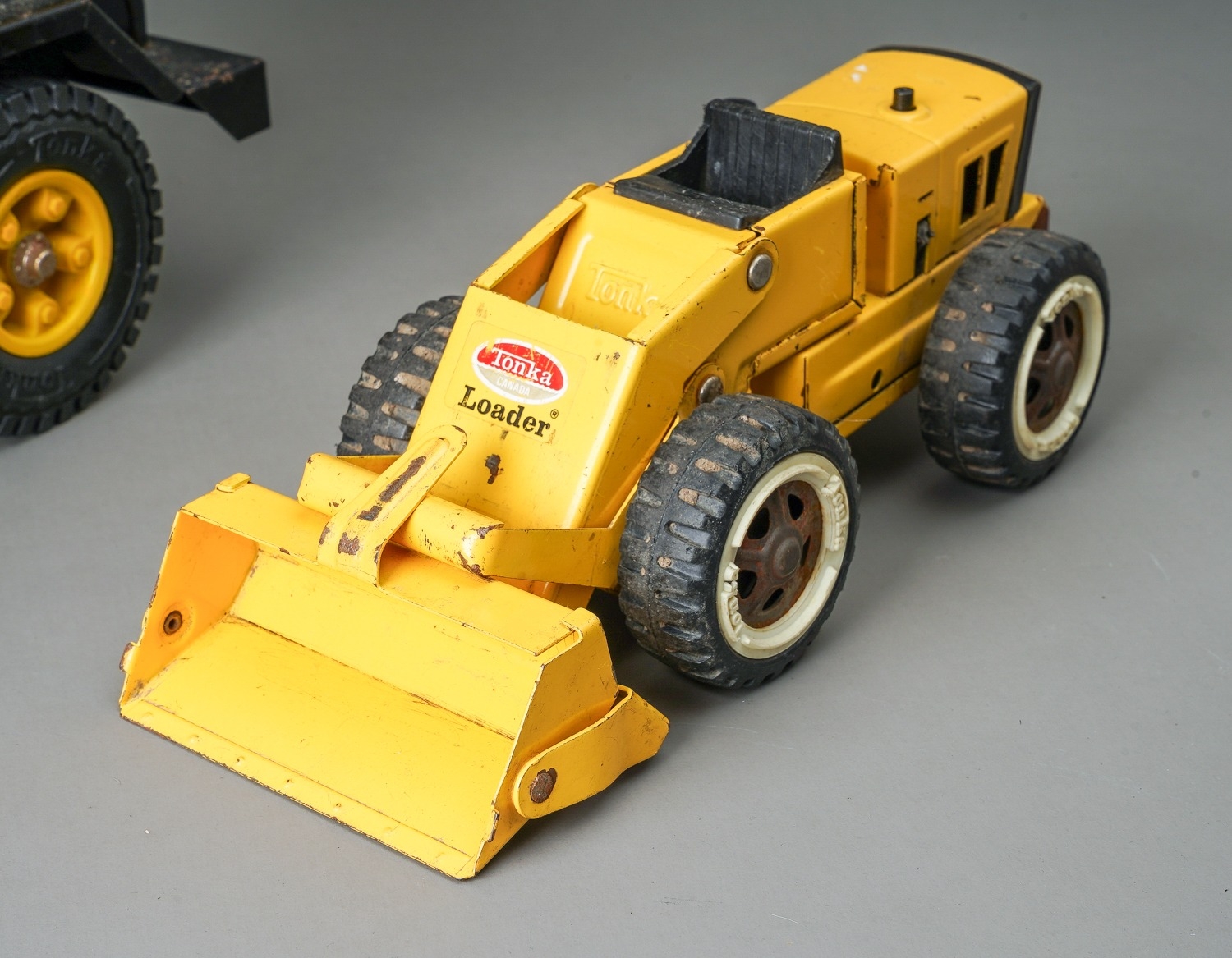 Tonka Toys. A large scale crane truck with bucket loader and digger excavator (2) - Image 2 of 5