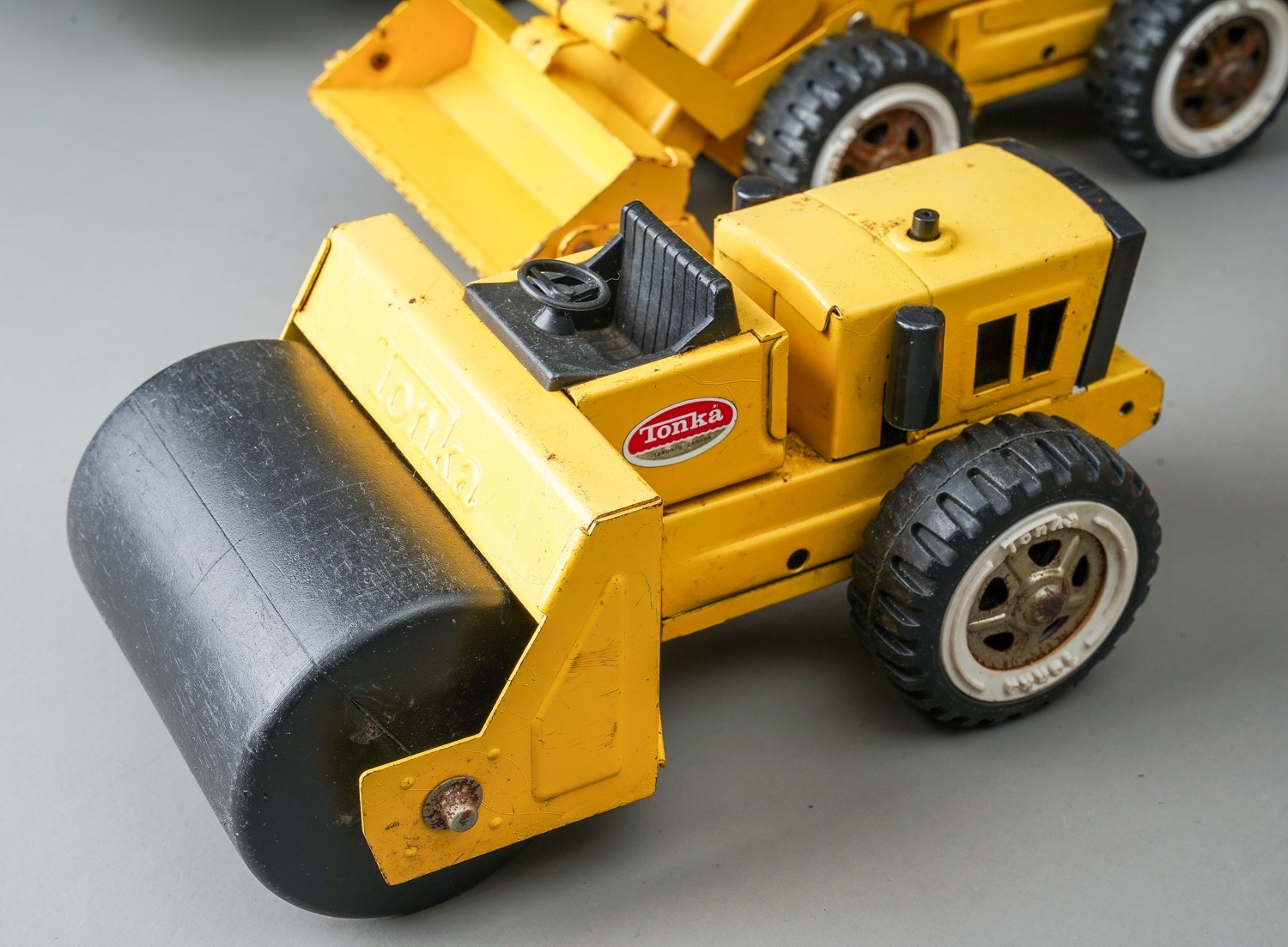 Tonka Toys. A selection of medium scale construction vehicles, to include loader, grader, roller and - Image 7 of 15
