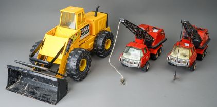 Tonka Toys. A 1970's Mighty Loader digger with two red recovery cranes. Large scale (2)