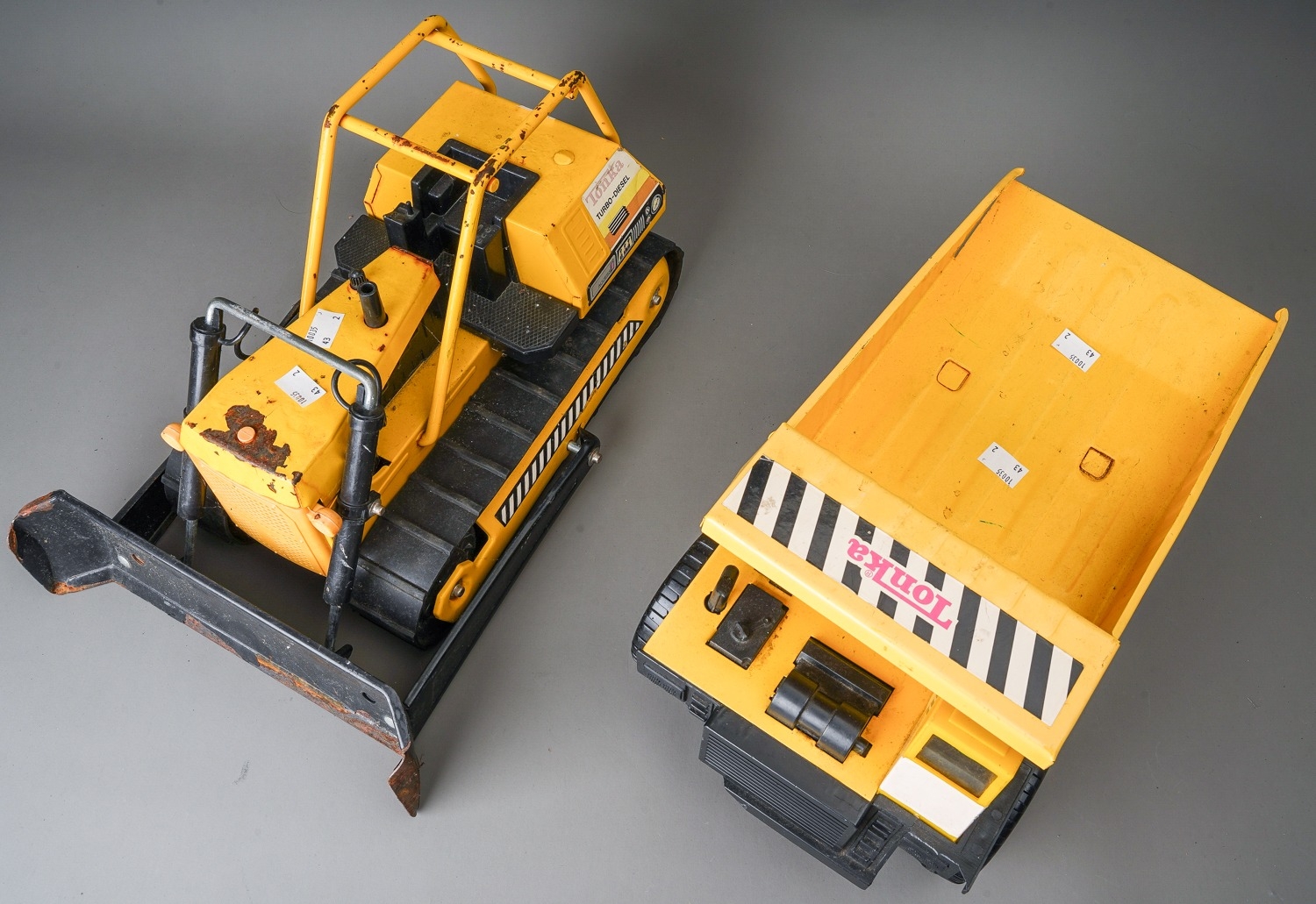 Tonka Toys. A large scale caterpillar tractor together with a dumper tipper truck (2) - Image 3 of 5