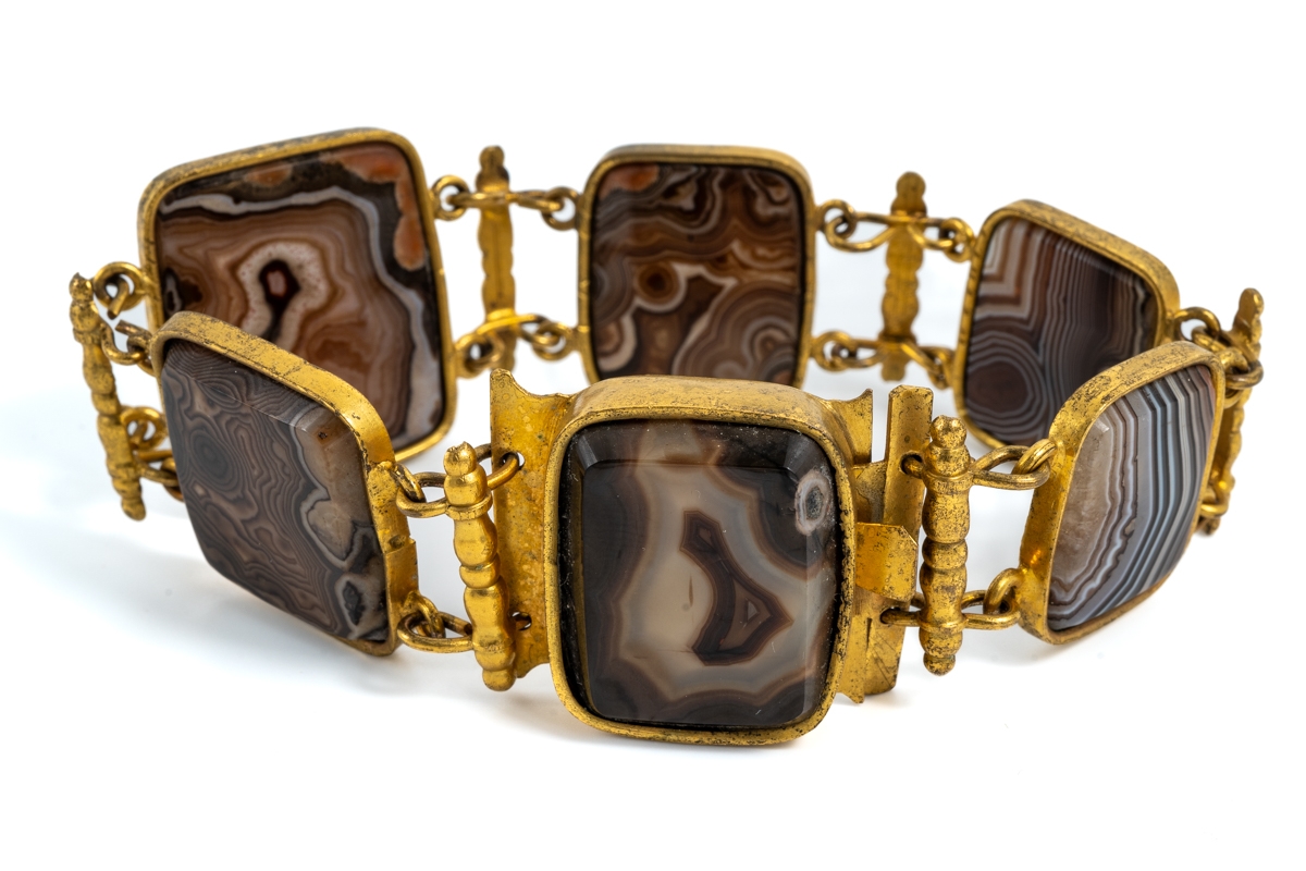 A 19th century gilt metal and agate bracelet, set with six rectangular polished agate panels, approx - Image 2 of 2