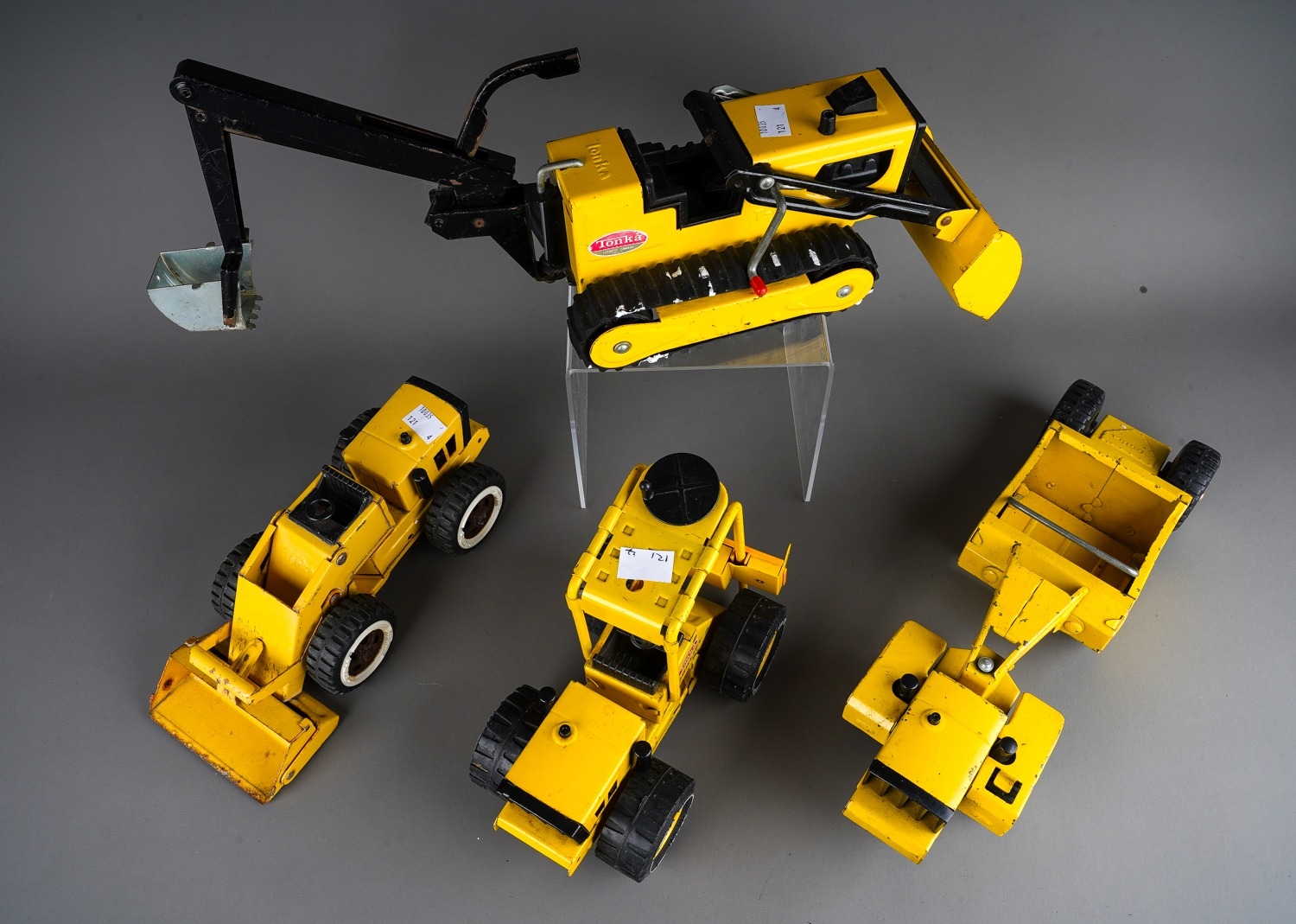 Tonka Toy. A group of medium sized construction vehicles in yellow, including scraper and forklift - Image 8 of 8