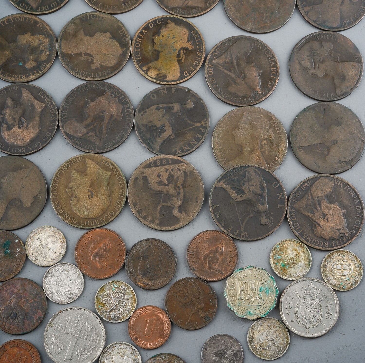 A quantity of coins, including Victorian and later pennies, pre and post 1947, commemorative £5 - Bild 5 aus 6