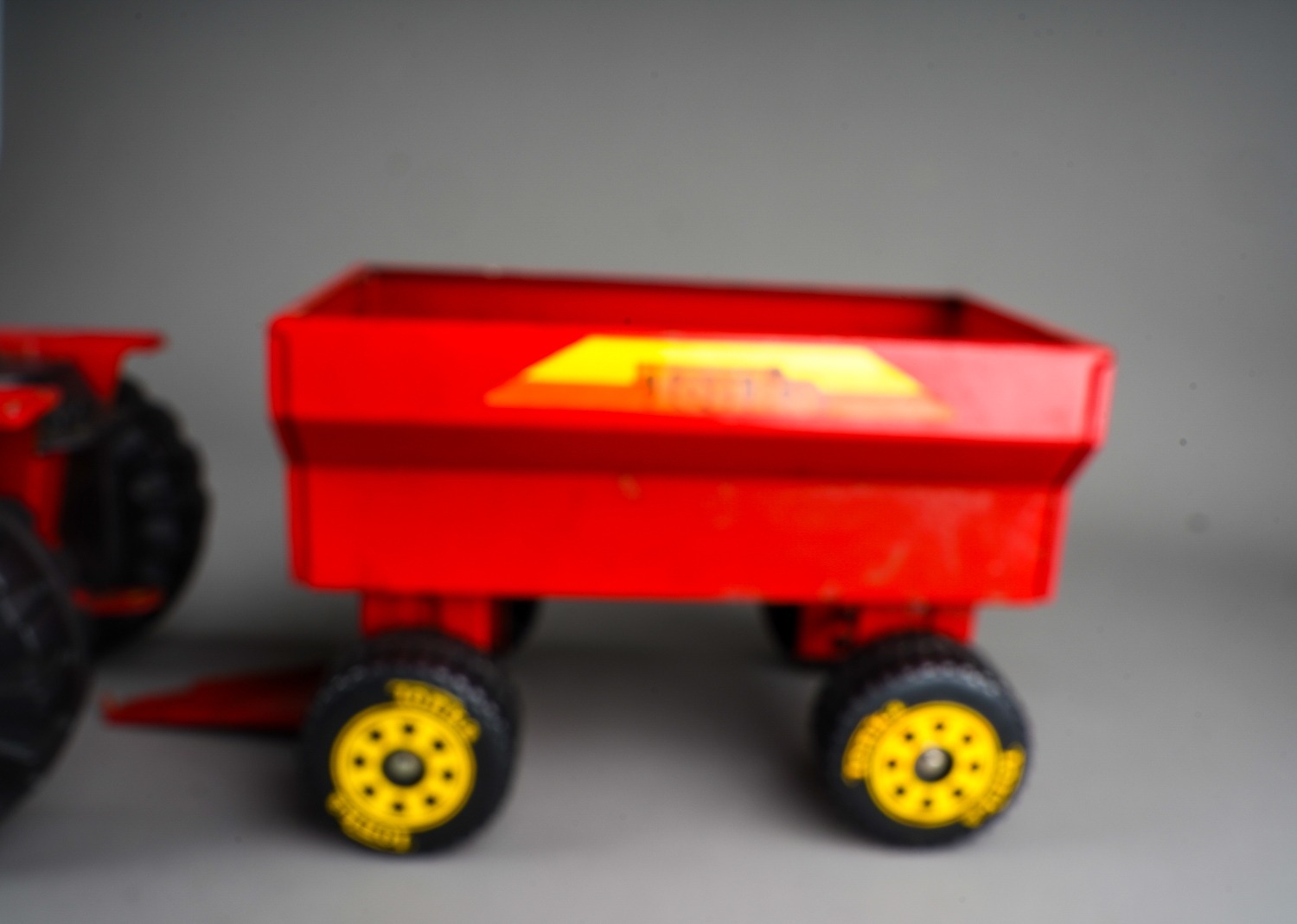 Tonka Toy. A large scale tractor and trailer in red (2) - Image 5 of 6