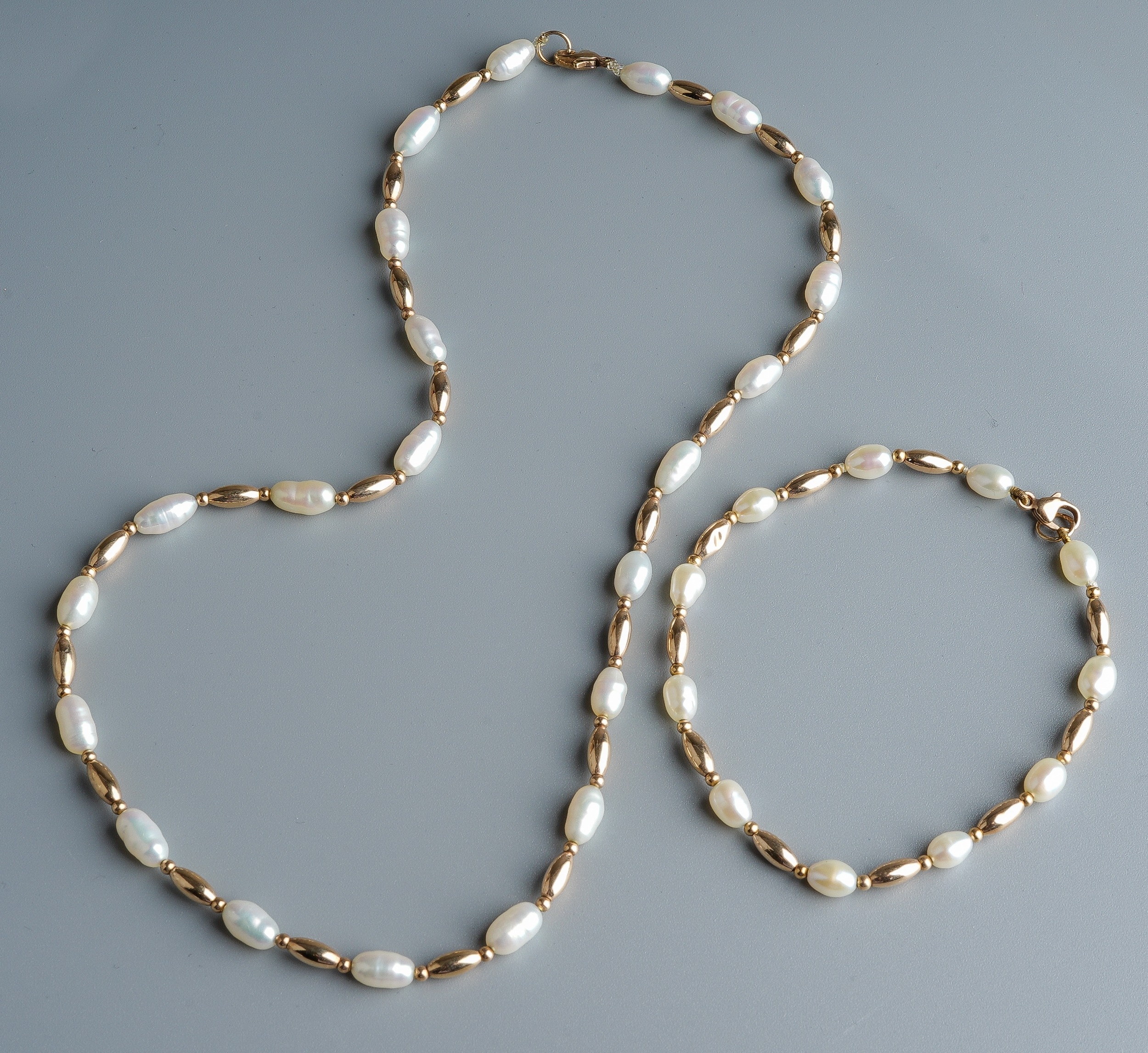 A 9ct gold and pearl necklace and bracelet, set with alternate pearls and gold coloured beads, the - Image 3 of 4