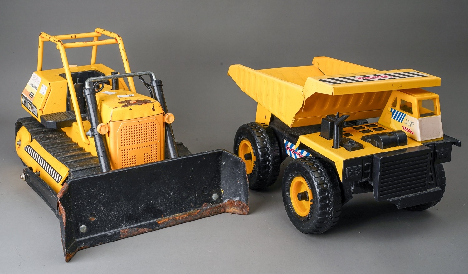 Tonka Toys. A large scale caterpillar tractor together with a dumper tipper truck (2) - Image 5 of 5