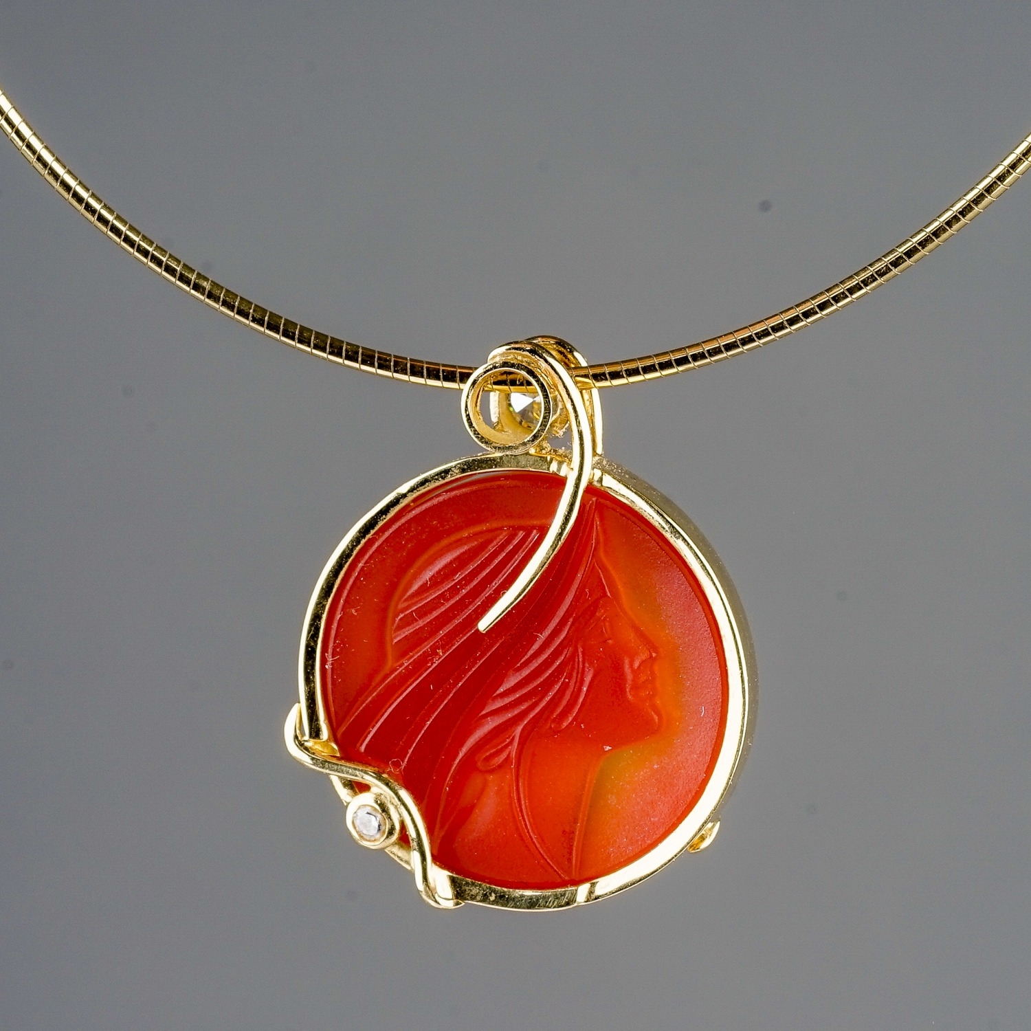 Catherine Best of Guernsey - an 18ct yellow gold, diamond and cameo pendant necklace, the agate - Bild 2 aus 6