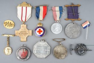 Commemorative medallions, including Georg V Queen Mary, George VI Elizabeth, Edward VII Alexandra;