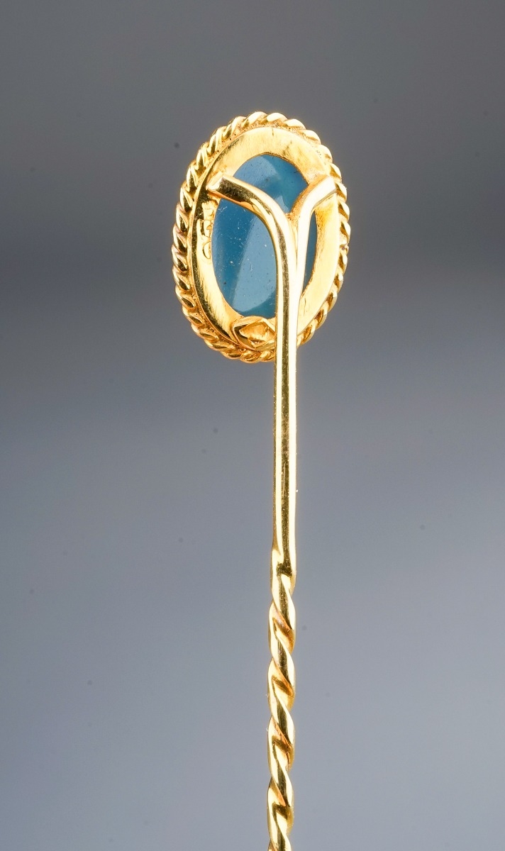 A late 19th/early 20th century yellow gold cameo stick pin, set with an oval blue and white glass - Image 5 of 6
