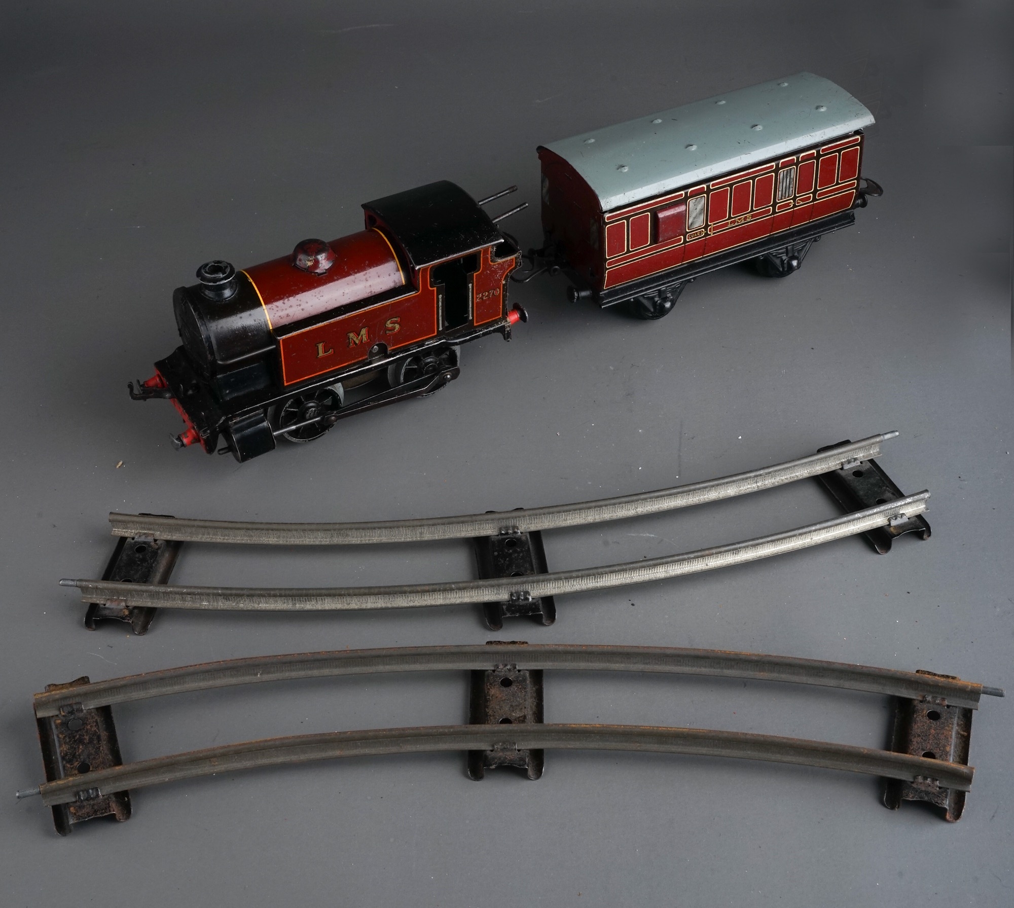 A vintage boxed Hornby Train clockwork 0 guage no 101 Tank Passenger Set made by Meccano Ltd - Image 3 of 3