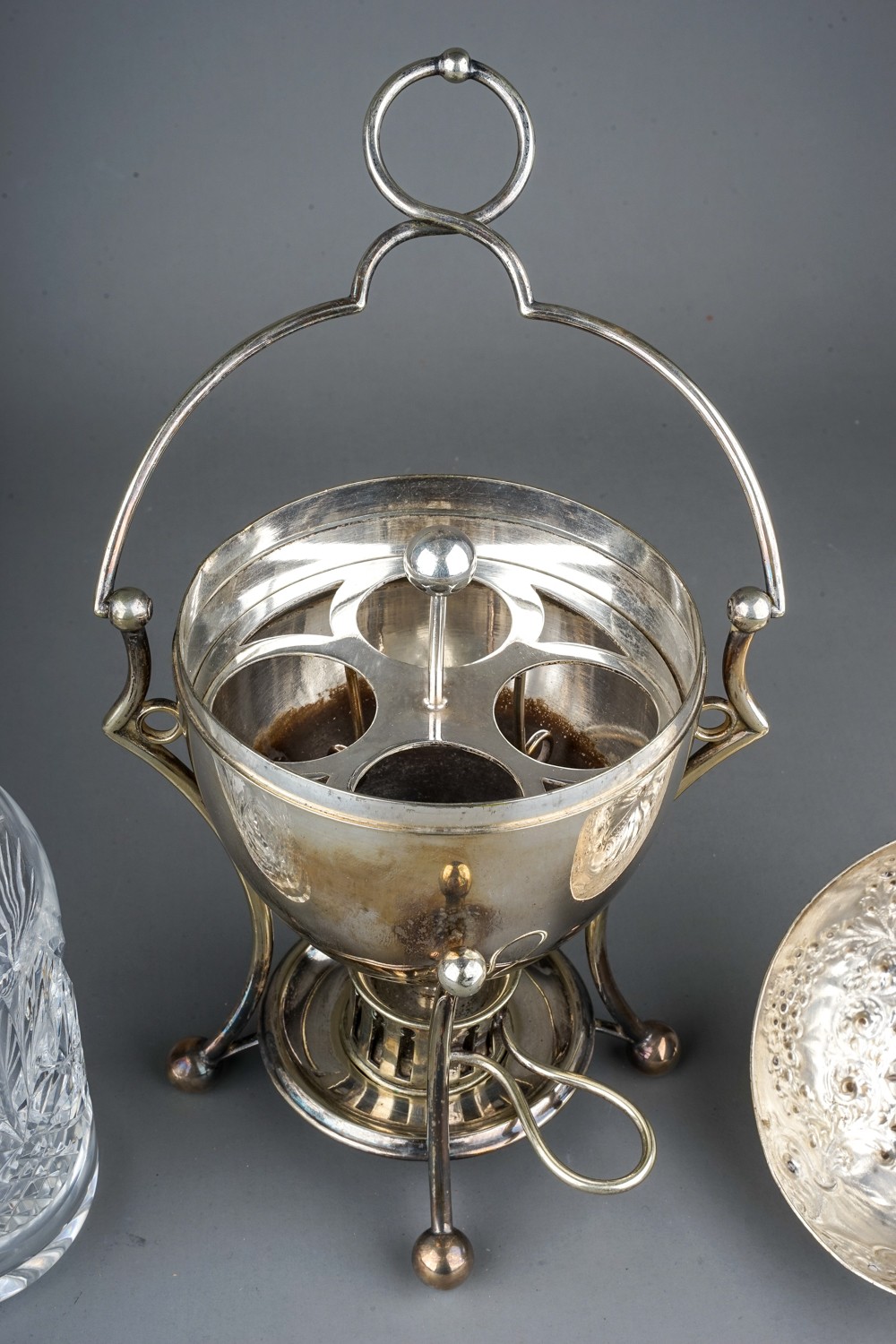 An Edwardian silver plate egg warmer / coddler and cover, the cover chased with flowers, cartouche - Bild 4 aus 6