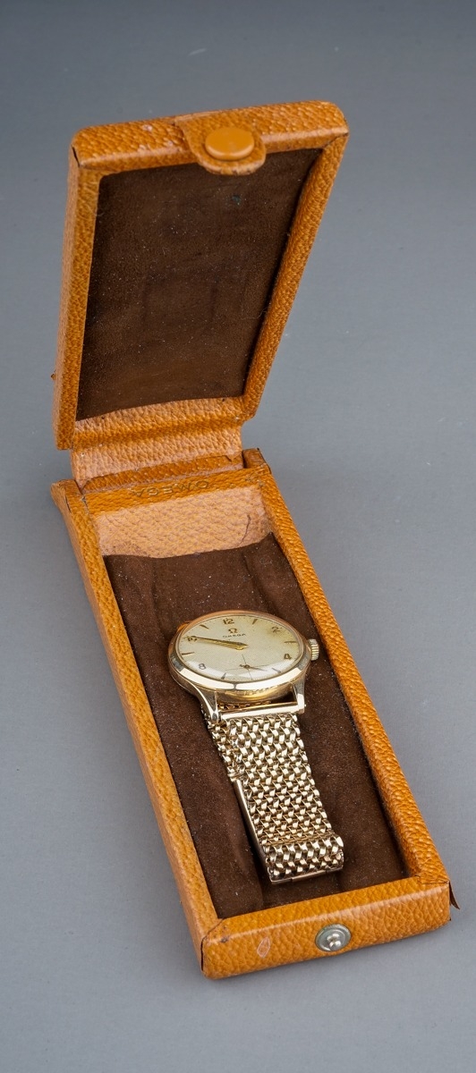 A gentleman's 9ct yellow gold Omega wristwatch, 30mm dial with baton and Arabic numerals, 35mm case, - Image 2 of 5