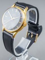 A gentleman's Smiths De Luxe gold plated wristwatch, 29mm circular black dial with baton indicators,