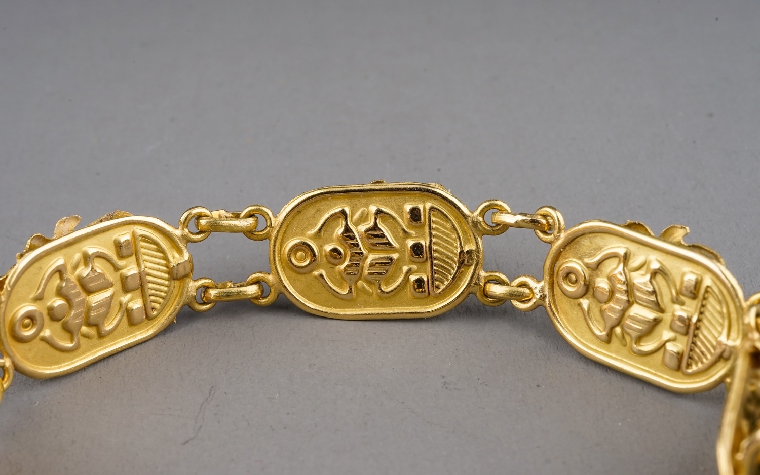 An Egyptian yellow gold bracelet, with seven scarab beetle links set with turquoise glass, approx - Bild 11 aus 12