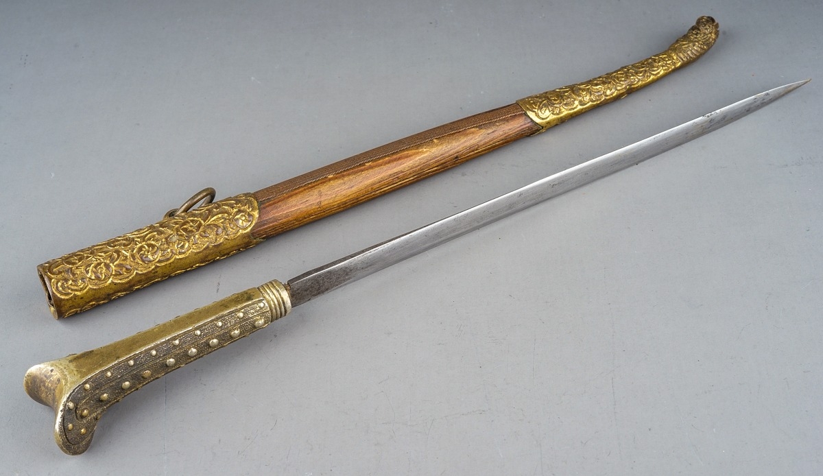 Antique Turkish Yatagan Kard dagger. Wooden scabbard with gilt metal fittings, length 43cm - Image 2 of 8