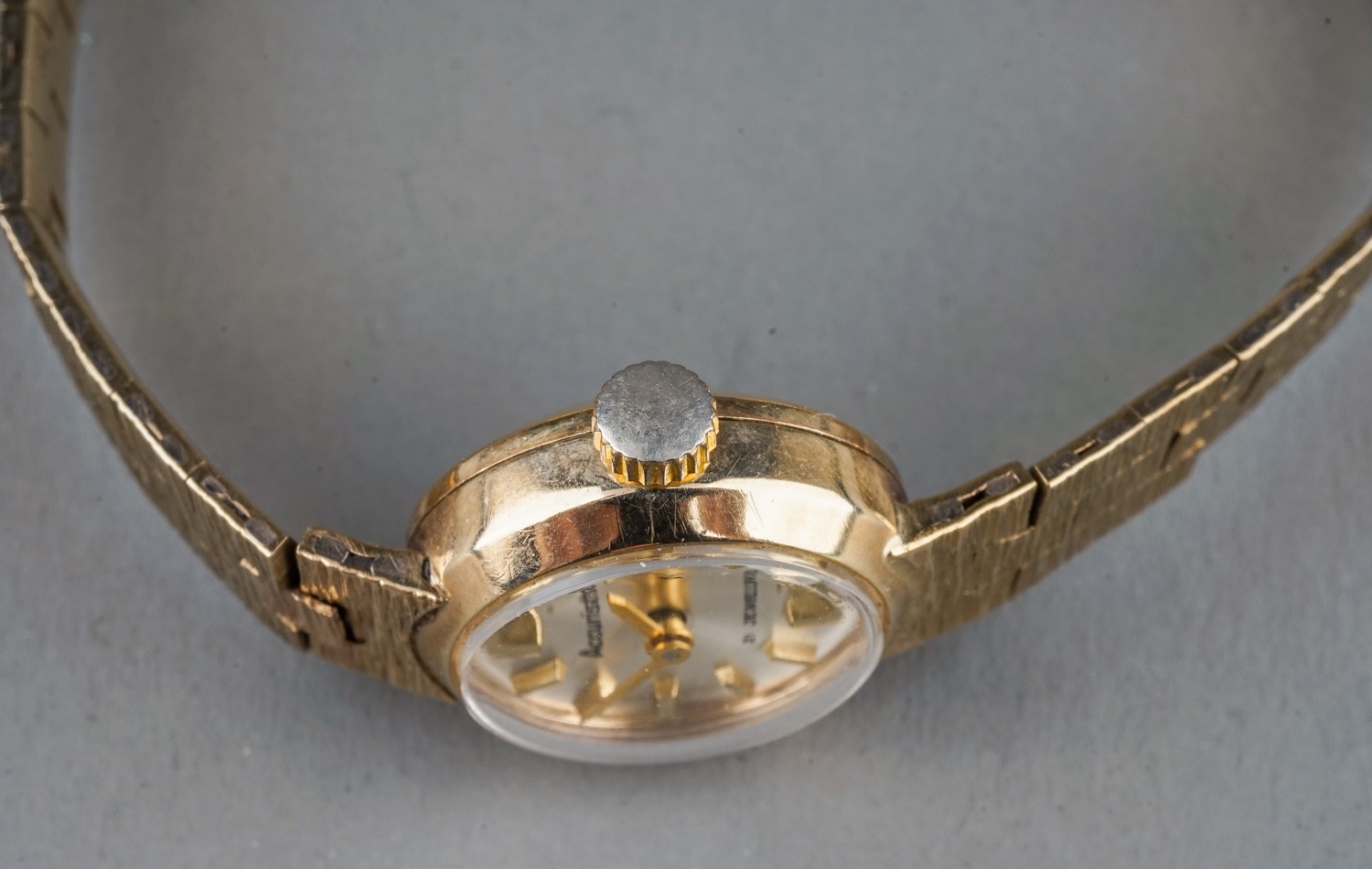 A ladies Accurist 9ct gold wristwatch, with integral bracelet 9ct gold bark effect strap, total - Image 3 of 4