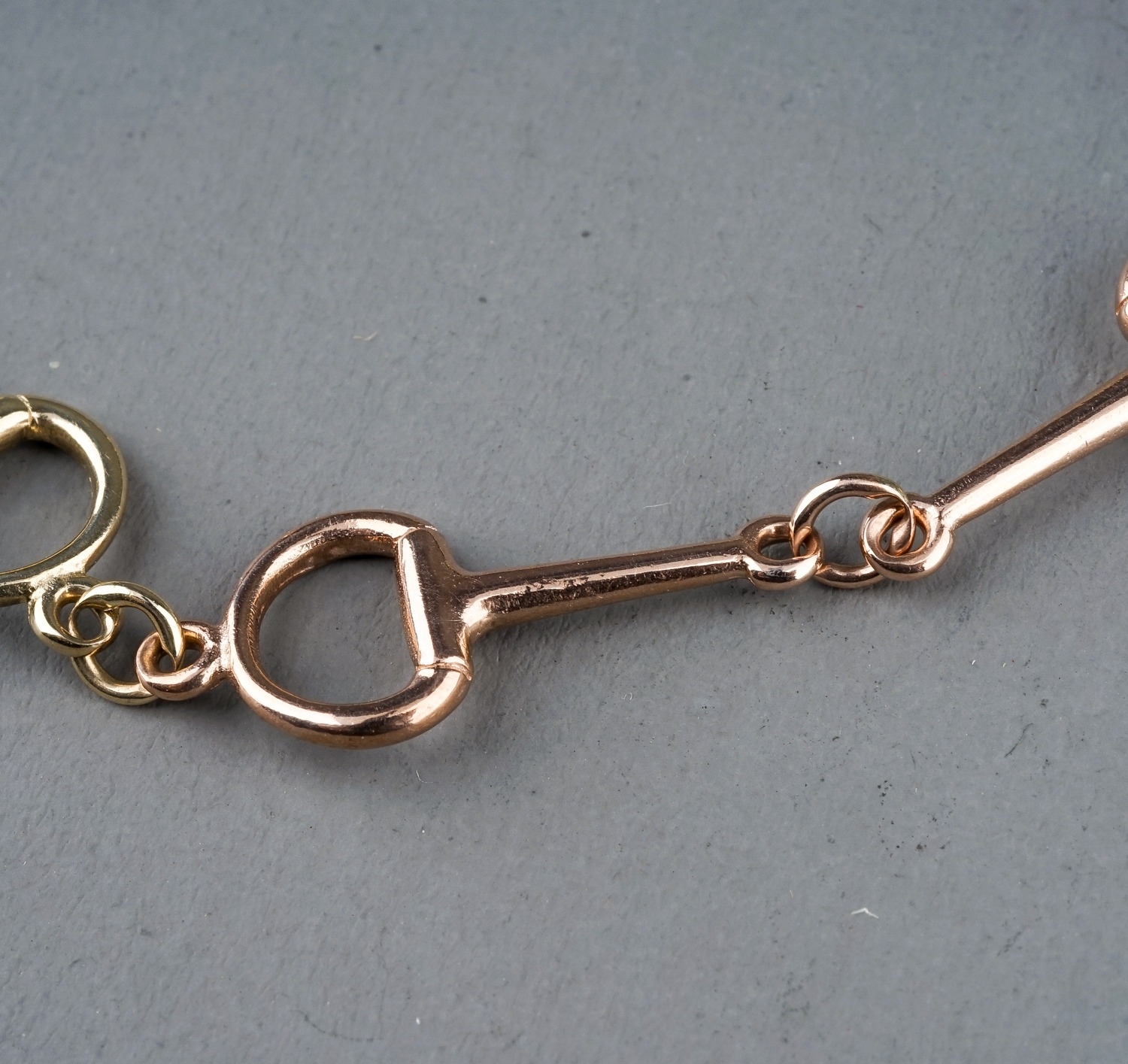 A 9ct yellow and rose gold snaffle bit bracelet, approx 20cm long, gross weight approx 6.2g - Image 3 of 6