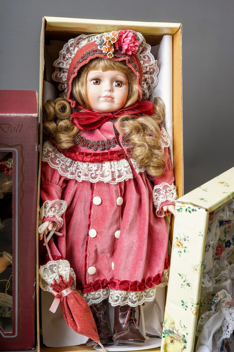 A collection Modern decorative dolls and associated furniture - Image 17 of 27