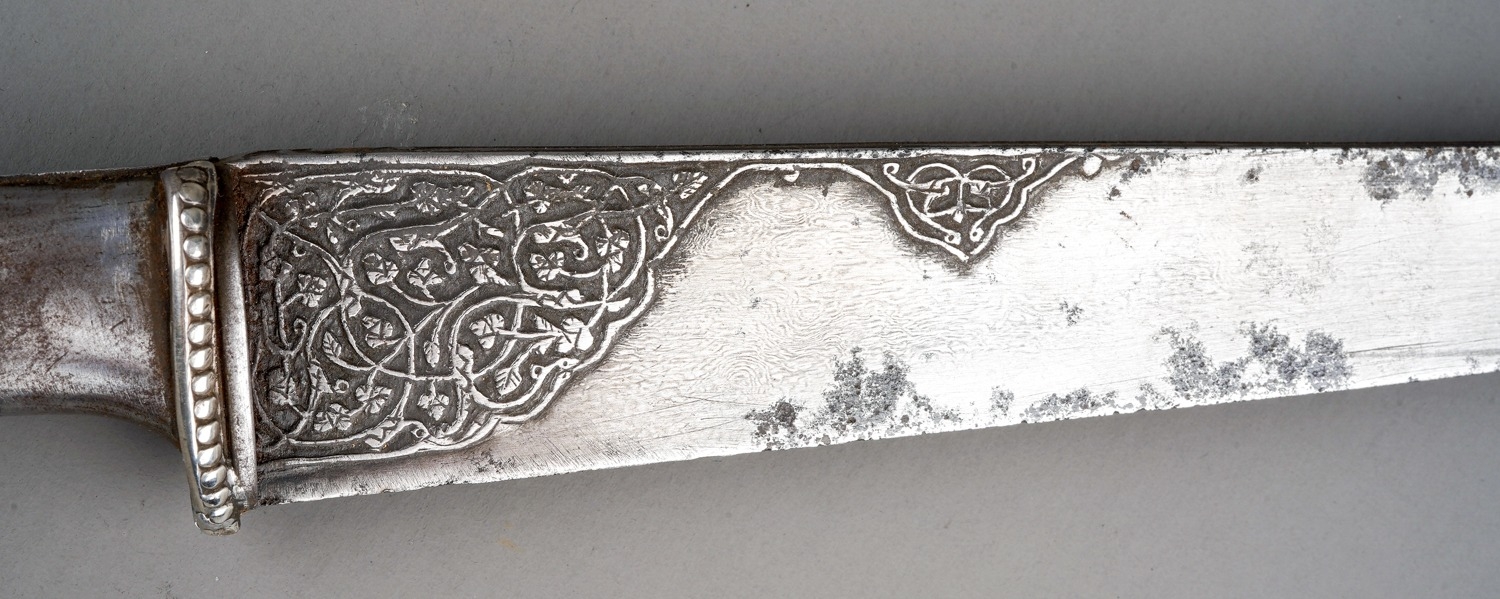 Antique Persian Kard dagger with hand chiselled & wootz Damascus blade. Interesting calligraphy - Image 2 of 5